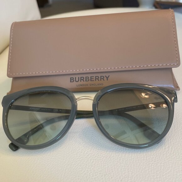 Burberry Sunglasses in Green - Picture 8 of 8